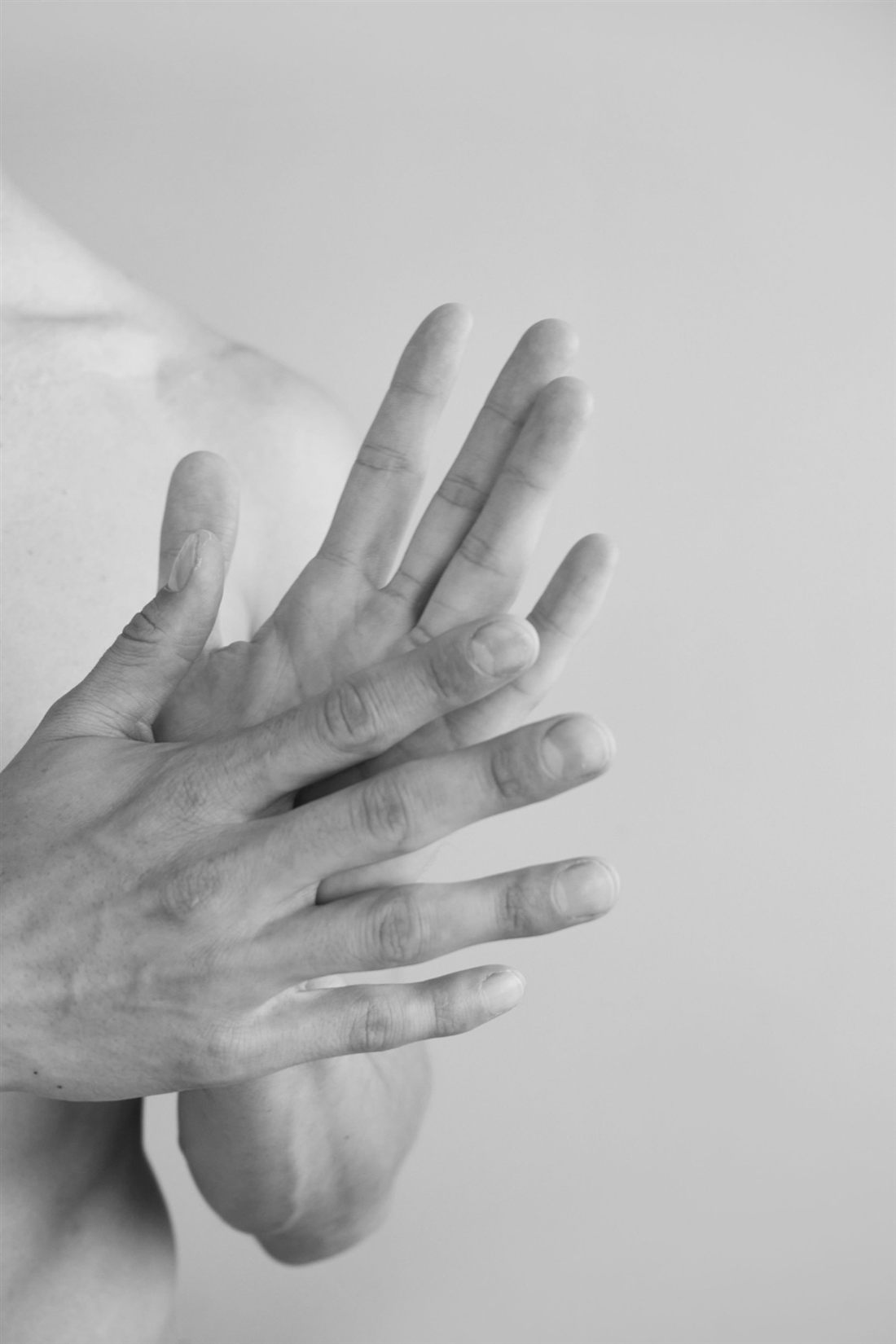 Mains de l'ostéopathe, en noir et blanc