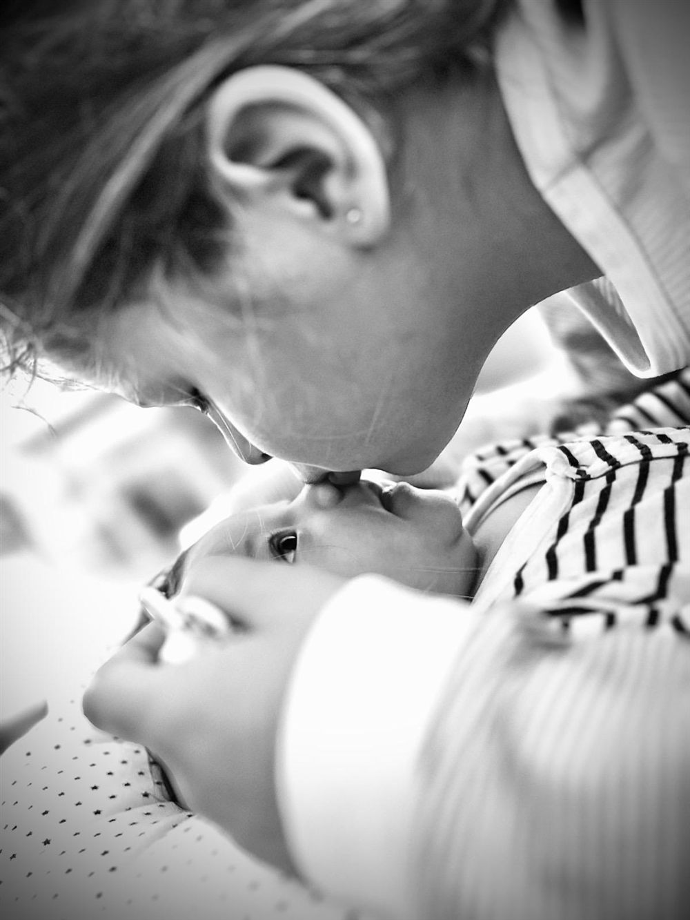 Un bisou sur le nez d'un bébé