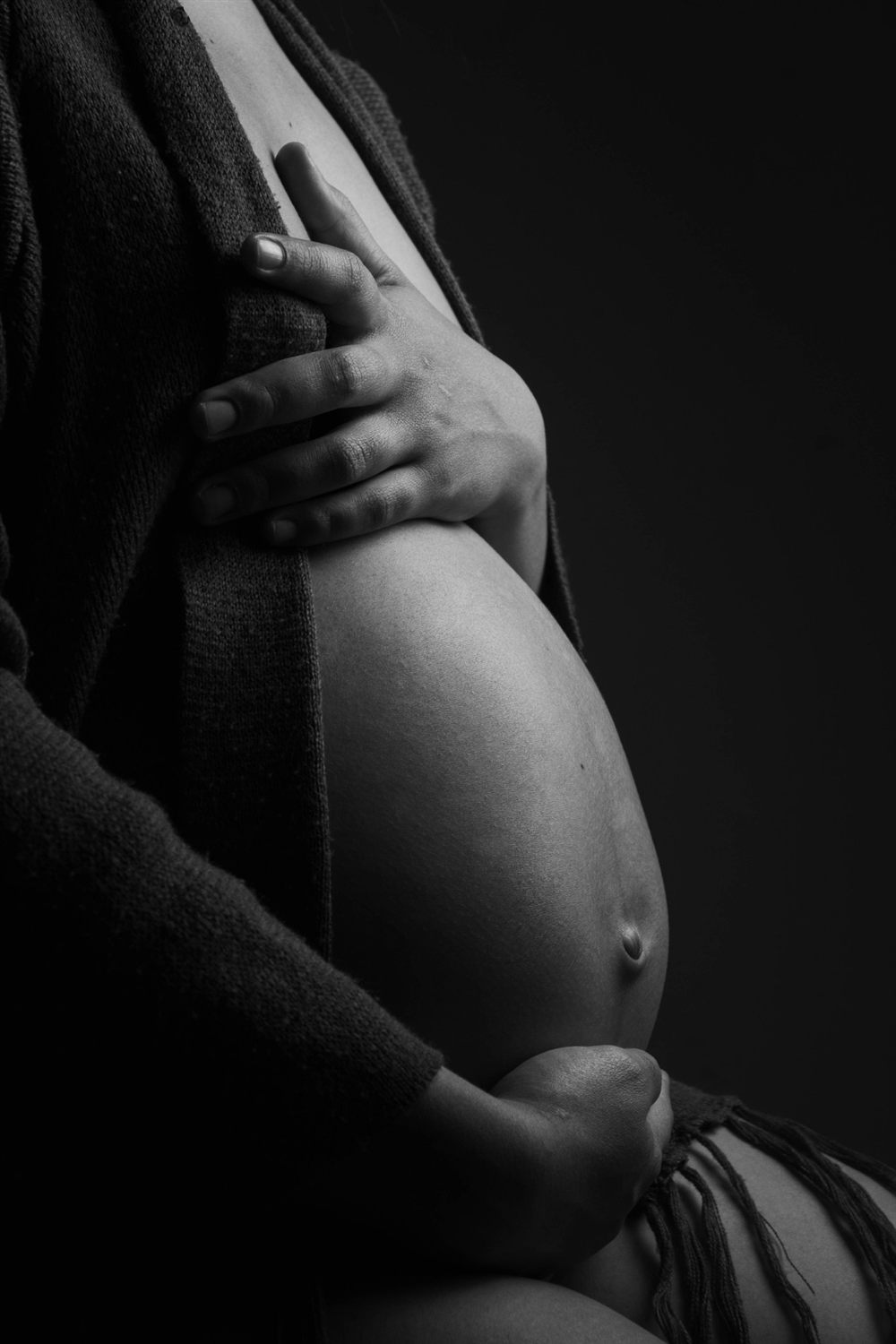 Femme enceinte, mains sur le ventre